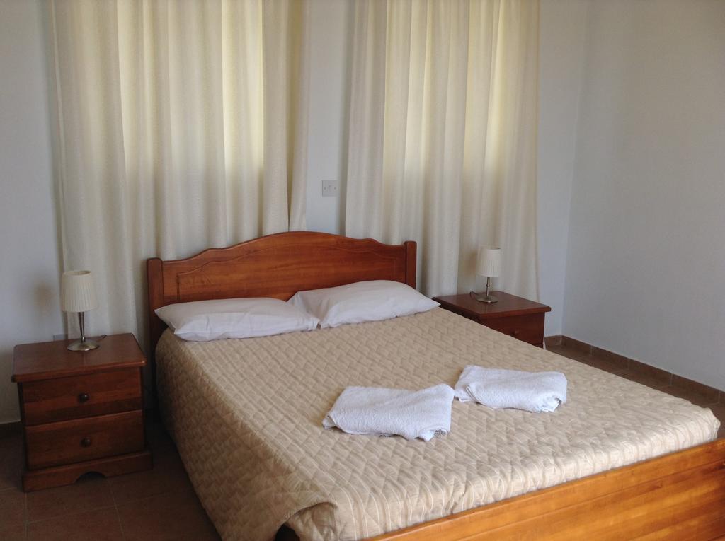 Aura Holiday Villas Paphos Szoba fotó